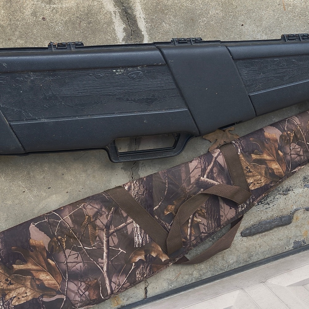 Hard rifle carrying case and soft carrying case